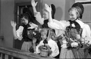 Waldshut: 489. Waldshuter Chilbi; Trachten aus Tiengen (Klettgau); auf Balkon winkend