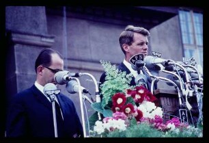 Kennedy vor Rathaus