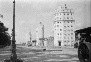 Straße mit Gebäuden und Hochhäusern : Blick in eine Straße mit Hochhäusern und weiteren Gebäuden