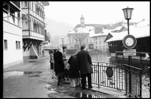 Thun: Winter, Gasse am Aare-Wehr, mit Leuten