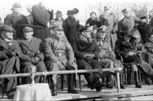 Bukarest: Ankunft der Kunstläuferinnen, erste Veranstaltung, Tribüne, mit Gesandter von Killinger
