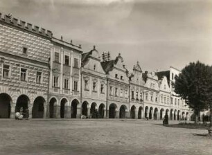 Telč (Teltsch). Marktplatz. Häuserreihe mit Arkaden