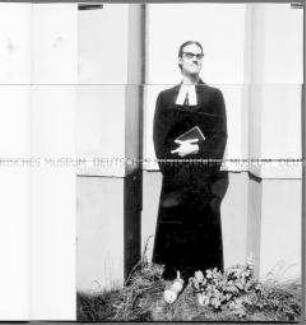 Junger Mann in Talar und Sandalen (Prämiertes Foto Sonderthema: Kleider machen Leute)