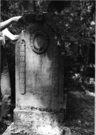 Grabstein 237 (Index: 99618359) Maße HxBxT: 168x64x21 cm Symbolik: Kranz, Verzierungen: Grabstein 237