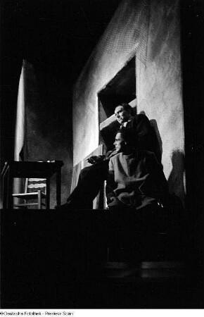 Szenenbilder aus dem Stück "Die Gewehre der Frau Carrar" von Bertolt Brecht am Hebbel-Theater Berlin