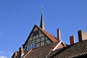 Quedlinburg - Ziegeldächer in der Marktstraße : Ziegeldächer in der Marktstraße, dahinter der Turm der Marktkirche. Aufgenommen am 19. Juli 2012 in Quedlinburg