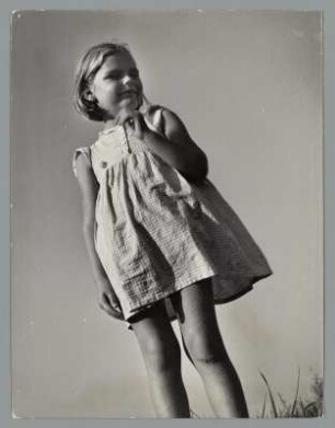 Portrait eines Mädchen mit kariertem Kleid