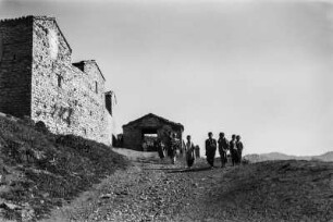 Dorf der Kabylen : Kinder der Kabylen auf eim Weg zum Dorf