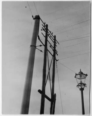 Abspannmast (wohl für Einfachfahrleitung der Straßenbahn), Telegrafenmast und Gaslaterne