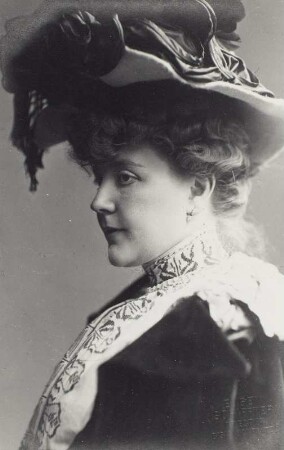 Porträt Charlotte Basté : Porträt Charlotte Basté (1864-1928; Schauspielerin). Fotografie (Weltpostkarte) von Eugen Schiffter. Dresden, um 1908