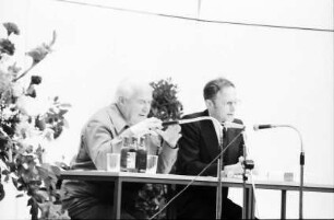 Freiburg: St. Ursula Gymnasium, Aula, Carlo Carretto, Perugia, am Podium