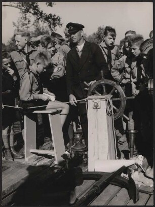 Hitlerjungen am Steuerrad des Schulheimschiffes "Hans Schemm"