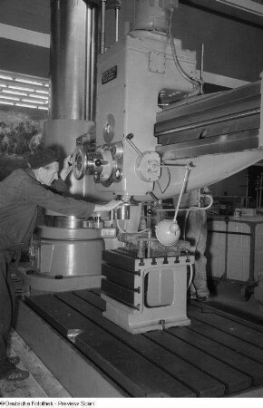 Arbeiter während des Aufbaus einer Maschine in einer Messehalle der Technischen Messe