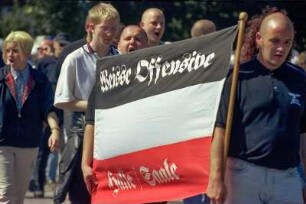 Rechtsextreme bei einem Aufmarsch von Neonazis am 15. Juli 1999 in Hamburg-Bergedorf protestieren gegen die Wehrmachtsausstellung