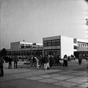 Joachim-Mähl-Schule: Schützenstraße: Außenaufnahme: davor Schüler auf Schulhof