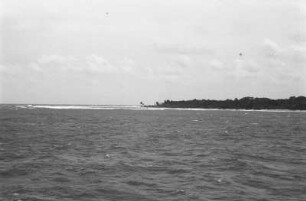 Die Bucht vor Bintuhan : Blick vom Schiff auf eine Bucht
