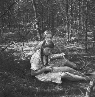 Familienbilder : Frau und Mädchen auf dem Waldboden sitzend