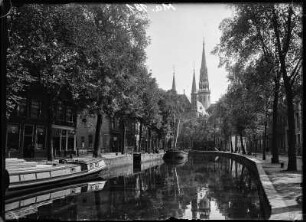 Gouda, Niederlande. Blick von Hoge Gouwe über den Kanal zur Kirche Gouwekerk, Goldene Kirche, mit Vierungsturm