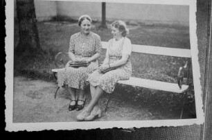 Reproduktion einer Fotografie von Renate Rössings Mutter (vermutlich rechts) sowie einer weiteren Frau auf einer Parkbank