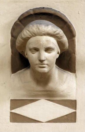 Frauenbüste mit Haube