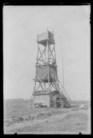 Beobachtungsturm mit Funkstation