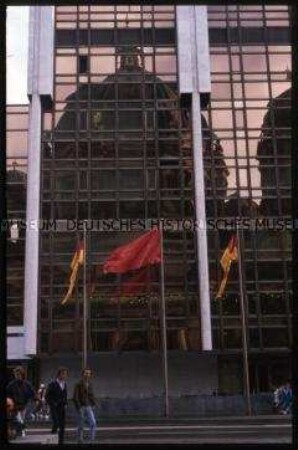 Berlin, Palast der Republik mit Fahnenschmuck