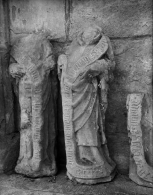 Zwei zerstörte Heiligenfiguren (Apostel?)