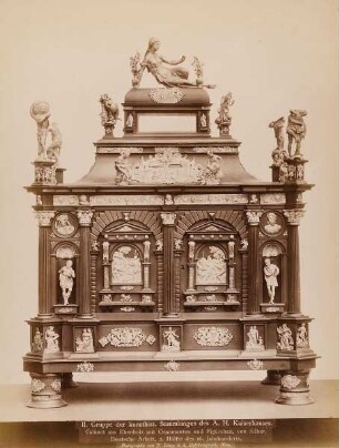 Cabinet aus Ebenholz mit Ornamenten und Figürchen, von Silber. Deutsche Arbeit, 2. Hälfte des 16. Jahrhunderts.