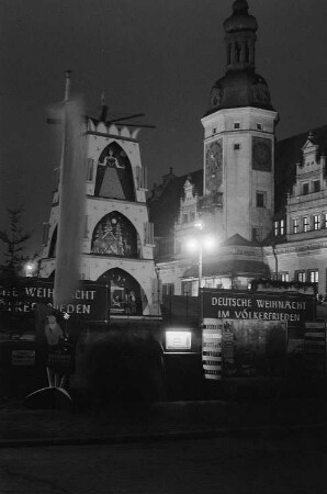 Weihnachtsmarkt bei Dunkelheit mit Pyramide