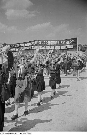 Mitglieder der FDJ im Demonstrationszug einer Friedensdemonstration auf dem Marx-Engels-Platz (heute: Schlossplatz)