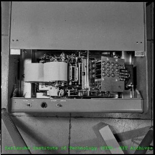 Teilansicht des geöffneten Messgeräts RCL Imp. Analyzer