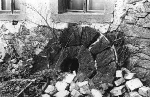 Liebschützberg-Klötitz. Ehem. Windmühlenhaus, Mühlstein