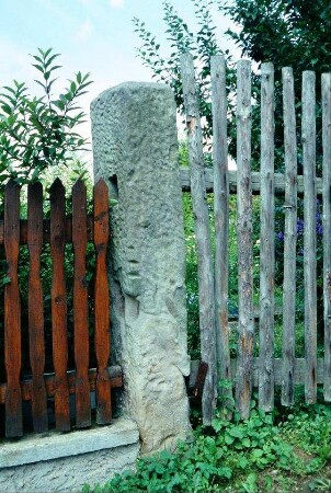 Natursteinpfeiler als Zaunsäule