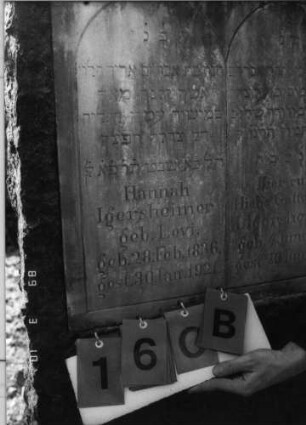 Grabstein 160 (Index: 100093719) Maße HxBxT: 171x71x46 cm Besonderheit: Doppelgrab für Eheleute: Grabstein 160B