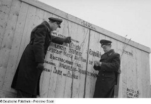 Güterwagen der Deutschen Reichsbahn beladen mit Holzcontainer im Rahmen der Vorbereitungen zur Leipziger Frühjahrsmesse