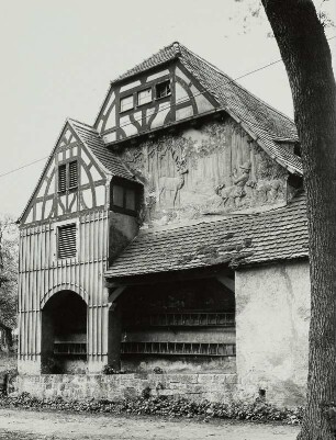 Cotta-Großcotta (bei Pirna), Spritzenhaus der Feuerwehr, 19. Jh. Giebelansicht mit Relief des Heiligen Hubertus