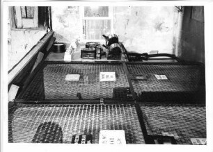 Hochspannungs- Umspannwerk mit Lasttrennschaltern, Schaltanlagen und Transformatoren, hier: Ansicht mehrerer Zellen