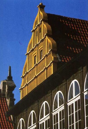 Quedlinburg - Schloßgiebel : Giebel des Schlosses. Aufgenommen in Quedlinburg ca. 2004