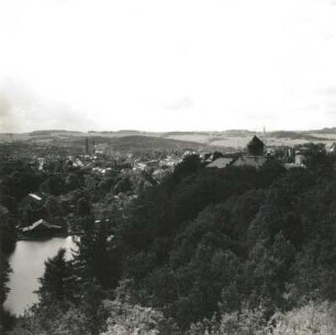 Oelsnitz/Vogtland. Stadtansicht mit Schloss Voigtsberg. Blick vom Schlossberg nach Südwesten