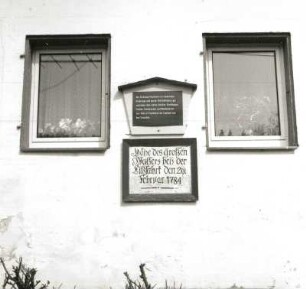 Bad Schandau-Postelwitz, Elbufer 69. Wohnhaus (Elternhaus der Sieben Brüder) (bezeichnet 1791). Inschrifttafeln (Erläuterung zum Ortsteilnamen und Hochwasserstand am 29.2.1784)