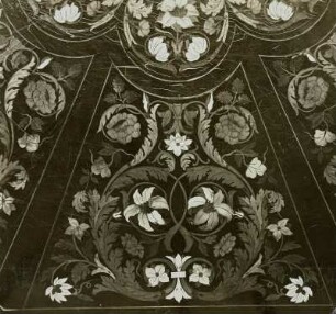 Ausschnitt aus achteckigem Tisch mit Holzintarsien und Perlmuttereinlagen : Ausschnitt aus achteckigem Tisch mit Holzintarsien und Perlmuttereinlagen. Verwalter, Kunstgewerbemuseum Dresden