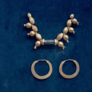 Goldenes Halsband mit Kugeln in Granatapfel- und Dattelform. Hämatit-Rollsiegel. Agios Iákoros, 14. Jh. v. Chr.