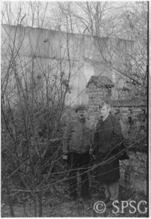 Mauerfall, Potsdam, Klein Glienicke, Grenzanlage, Personen vor Mauer.