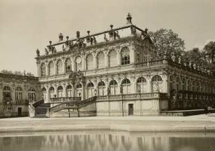 Dresden, Zwinger : Dresden-Altstadt. Der Mathematisch-Physikalischer Salon vom Zwingerhof aus