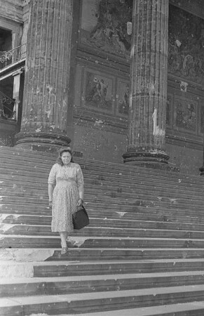 Aufnahmen von Abraham und Berta Pisarek in Berlin : Berta Pisarek auf den Stufen zum Hauptportal