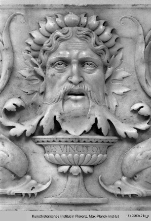 Camerino di alabastro : Ornamentrelief mit Maske