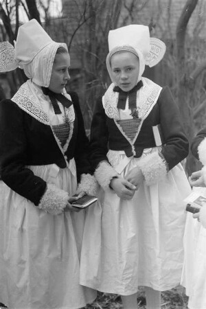 Konfirmandinnen in Schleifer Tracht. : Konfirmandce w Slepjanskej drasće.