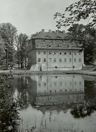 Ruppersdorf, Herrenhaus Niederruppersdorf, Ansicht über den Teich