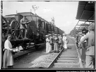 Verladen von Soldaten auf dem Wolfenbütteler Bahnhof (August 1914) (älterer Positivabzug vorhanden) Enthält: Offiziere mit Damen auf dem Gleis neben dem Zug, Zuschauer