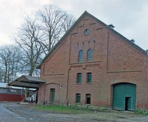 Gut Jersbek: Wirtschaftshof: Backsteinscheune: Giebelseite mit Scheunentor, oben Jahreszahl 1879, links Unterfahrt